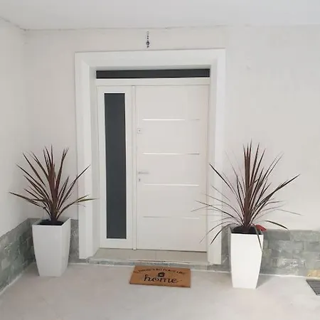 27 Center House 펜션 Shkodër